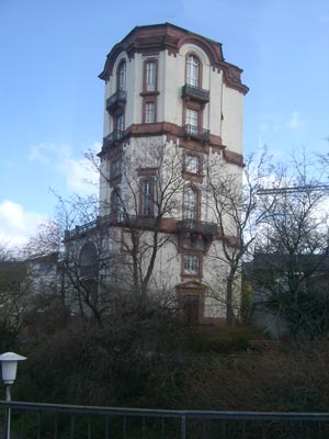 Die Sternwarte wurde dann in den Jahren 1772-1774 nach Plänen von Johann Lacher als Observatorium westlich der Jesuitenkirche erbaut.