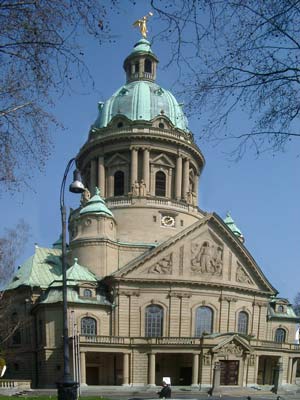 Die evangelische Christuskirche wurde 1911 fertiggestellt.