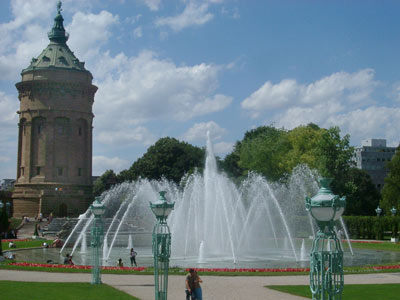 Der Wasserturm wurde nach den Plänen des damals erst 24jährigen Architekten Gustav Halmhuber 1886 fertiggestellt.