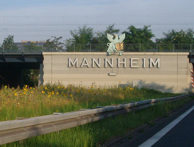 Autobahnende Mannheim Mitte, Mannheim wird von vielen als die „die Quadratestadt“ genannt.