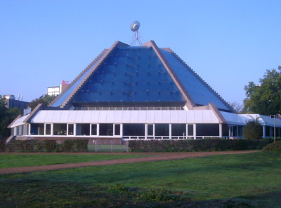 Planetarium am Europaplatz, in Mannheim wurde schon 1927 eines der weltweit ersten Planetarien eröffnet.