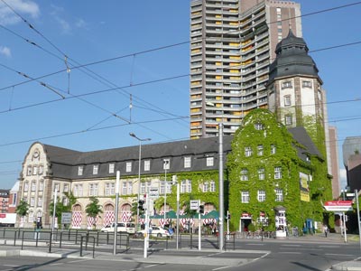 Dier Hauptfeuerwache wurde 1911/12 nach den Plänen des Stadtbaurates R. Perrey in neubarocken Formen am Alten Meßplatz errichtet.