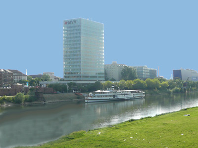 MVV-Hochhaus am Neckar mit dem Museumsschiff